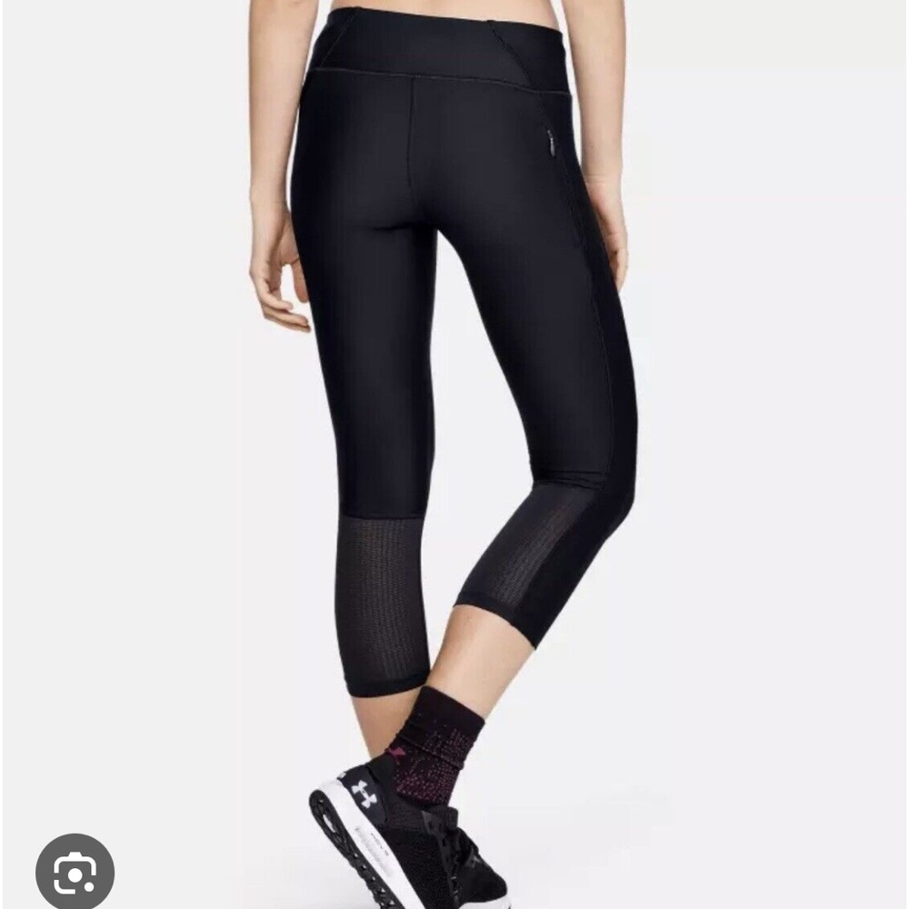 Under Armour Capris leggings. Black/large. Activewear. Like NEW. Comfortable.